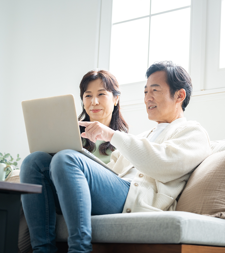 UPLIZNA® patients sitting on the couch looking at a laptop